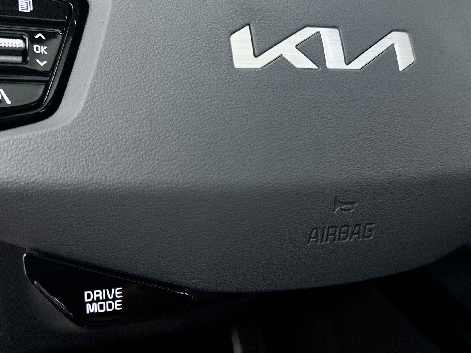 Used 2024 Kia Niro SX Touring FWD image 11