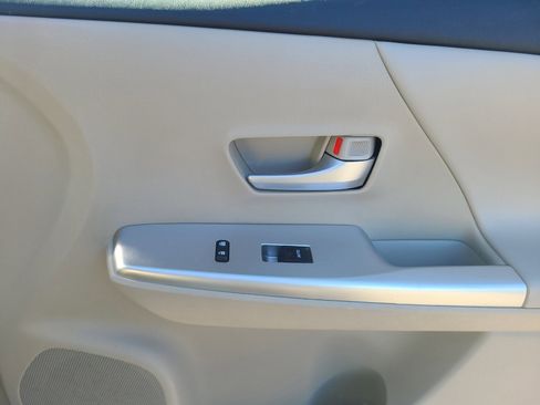 Used 2014 Toyota Prius V Three image 21