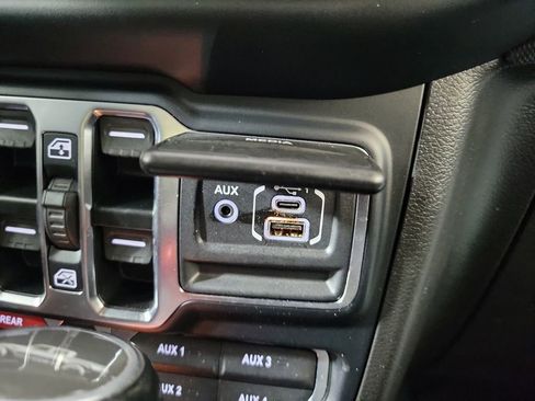 Used 2023 Jeep Gladiator Rubicon AWD/4WD image 22