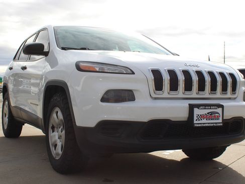 Used 2017 Jeep Cherokee Sport w/ Cold Weather Group image 12