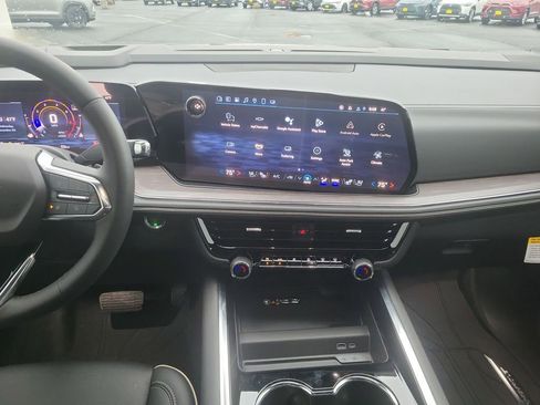 New 2025 Chevrolet Suburban Premier image 18