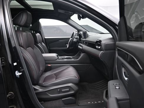 Used 2025 Honda Pilot Black Edition image 31