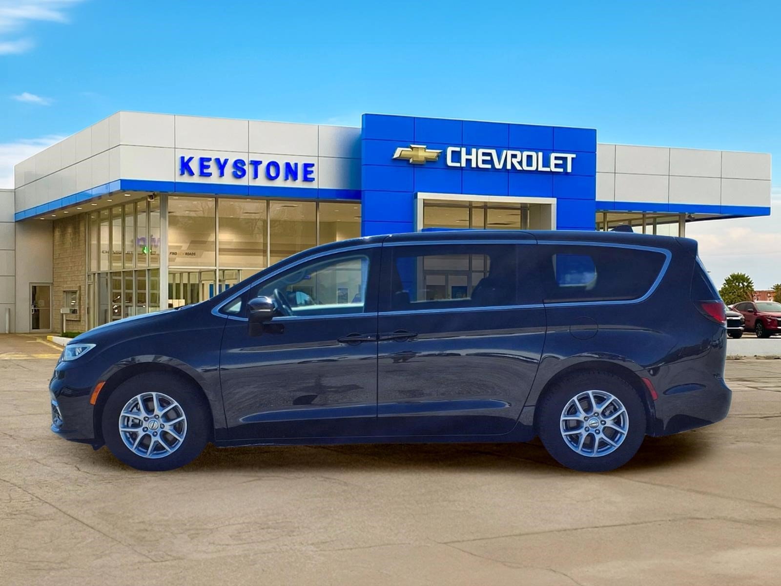 Used 2023 Chrysler Pacifica Touring-L FWD image 4