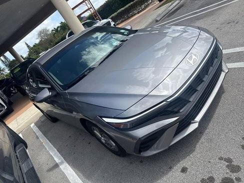 Certified 2025 Hyundai Elantra SE image 3