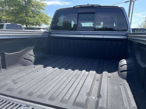Used 2023 Nissan Titan SV w/ SV Convenience Package RWD image 11