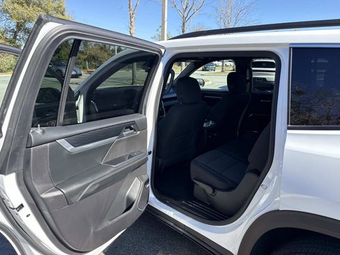 Used 2025 GMC Acadia Elevation image 15