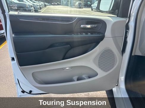 Used 2015 Chrysler Town & Country Touring FWD image 11