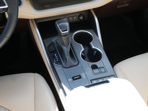 Used 2022 Toyota Highlander XLE FWD image 28