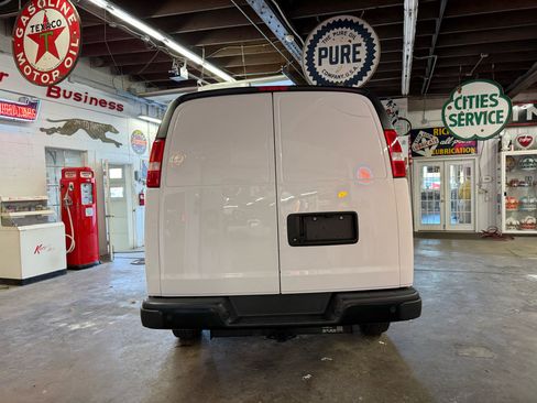 Used 2023 GMC Savana 2500 w/ Driver Convenience Package image 4