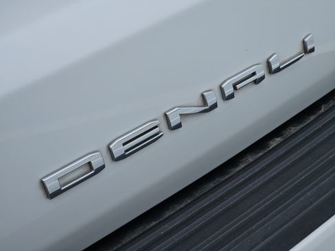 Used 2022 GMC Yukon XL Denali image 14