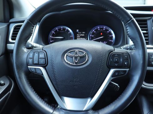 Used 2019 Toyota Highlander SE FWD image 28