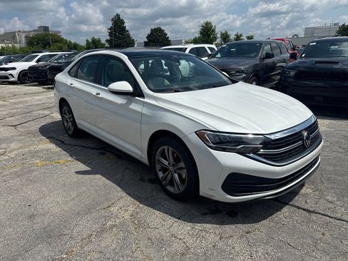 Used 2023 Volkswagen Jetta SE w/ Panoramic Sunroof Package FWD image 4
