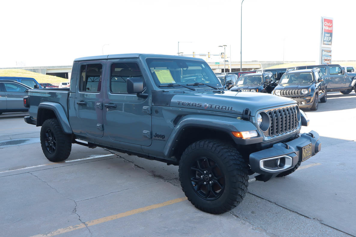 Used 2025 Jeep Gladiator Mojave AWD/4WD image 4
