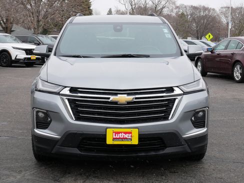 Used 2023 Chevrolet Traverse LT image 2