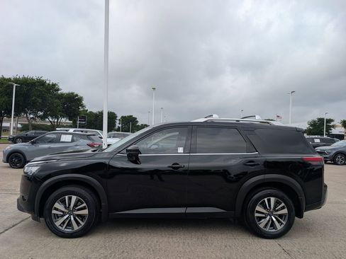 Used 2024 Nissan Pathfinder SL w/ Black Appearance Package FWD image 3