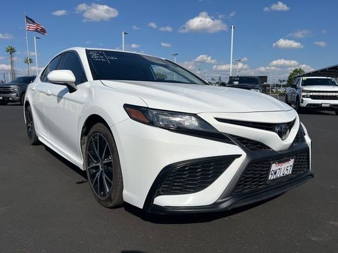 Used 2023 Toyota Camry SE image 1