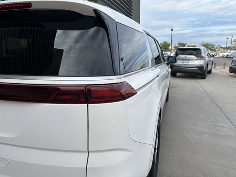 Used 2024 Kia Carnival LX image 14