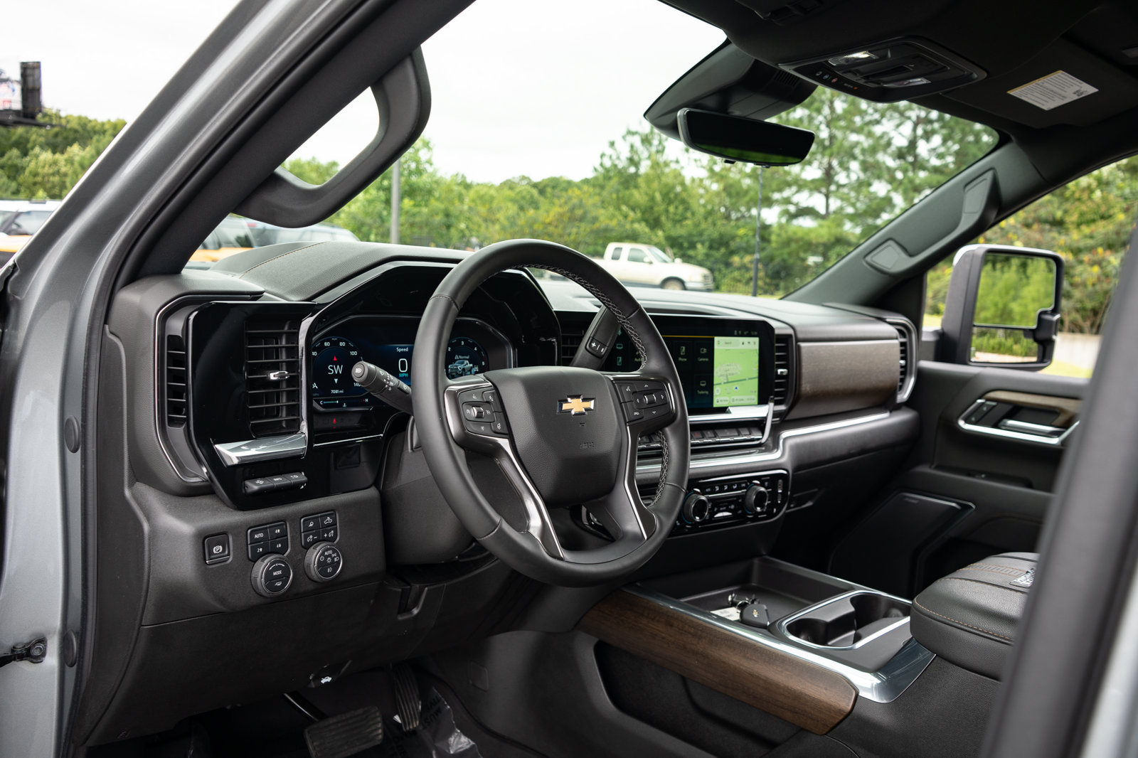 Used 2025 Chevrolet Silverado 2500 High Country w/ Technology Package AWD/4WD image 24