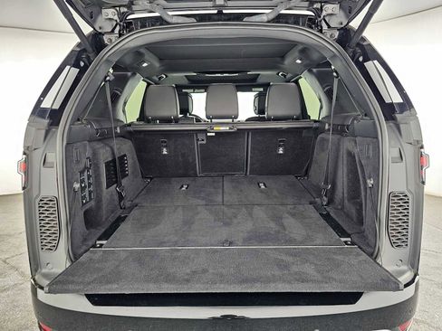 Used 2024 Land Rover Discovery Metropolitan Edition image 15