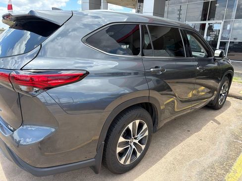 Used 2021 Toyota Highlander XLE FWD image 4