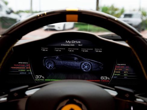 Used 2024 Ferrari SF90 Spider image 32