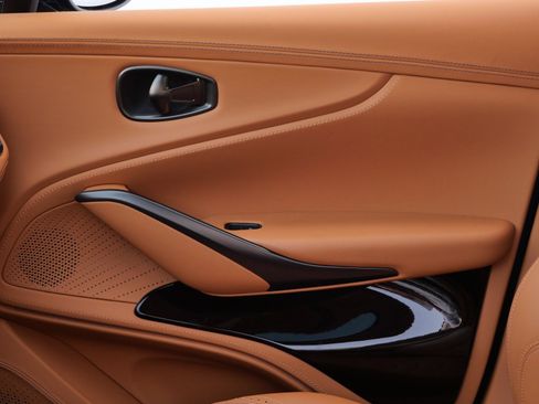 Used 2024 Aston Martin DBX image 19