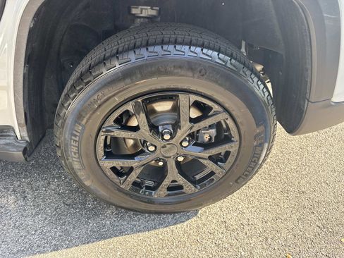 Used 2024 Jeep Grand Cherokee Altitude image 11