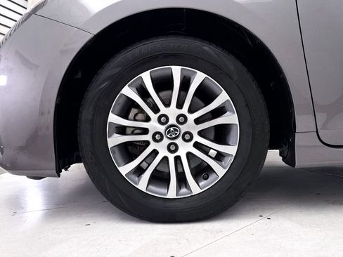 Used 2018 Toyota Sienna XLE w/ XLE Navigation Package FWD image 4