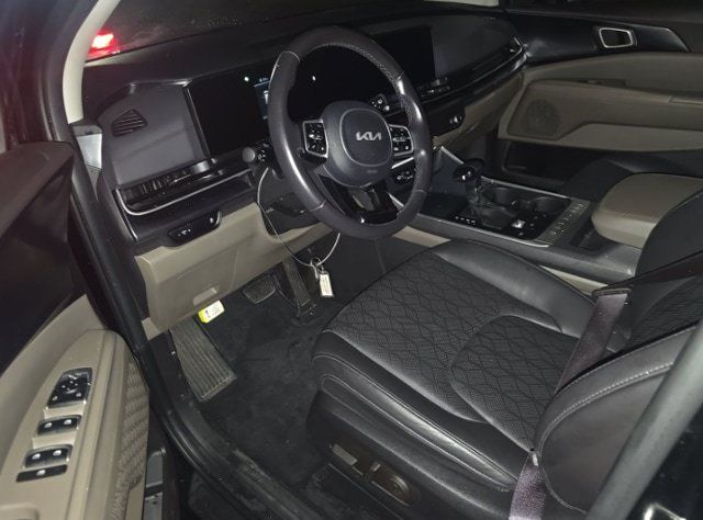 Used 2025 Kia Carnival FWD image 9