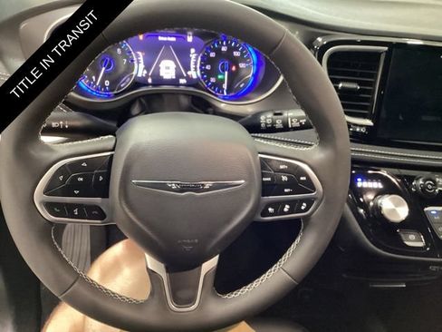 Used 2025 Chrysler Pacifica Select AWD/4WD image 7
