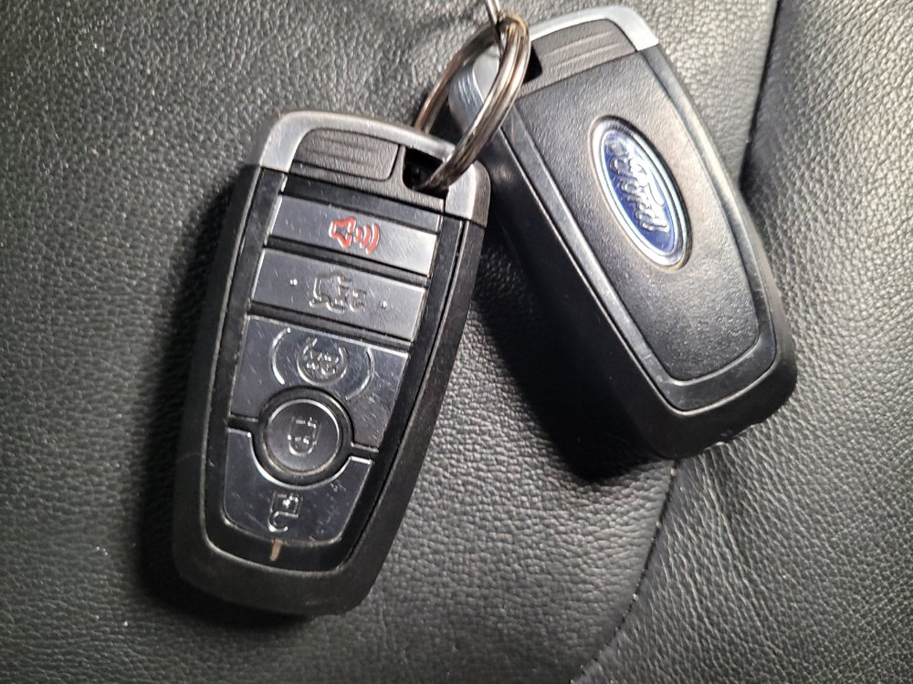 Used 2018 Ford Edge Titanium w/ Technology Package FWD image 32