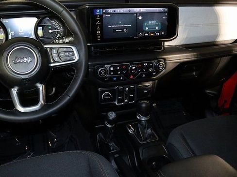 Used 2025 Jeep Wrangler Unlimited Sahara AWD/4WD image 17