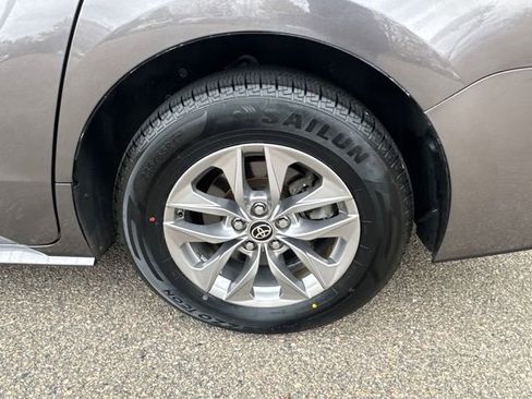 Used 2022 Toyota Sienna LE image 16