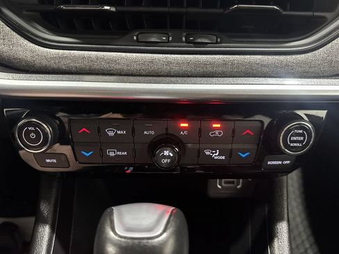 Used 2025 Jeep Compass Latitude w/ Sun & Sound Group AWD/4WD image 35