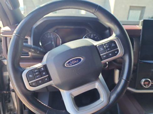 Used 2024 Ford Expedition Limited image 9