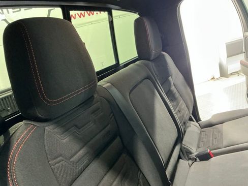 Used 2025 Nissan Frontier PRO-4X image 18