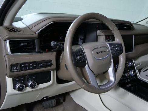 Used 2022 GMC Yukon XL Denali AWD/4WD image 12