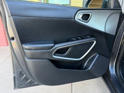 Used 2021 Kia Soul LX image 18
