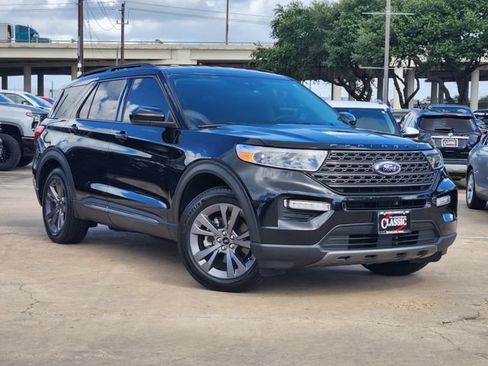 Used 2024 Ford Explorer XLT w/ Equipment Group 202A RWD image 1