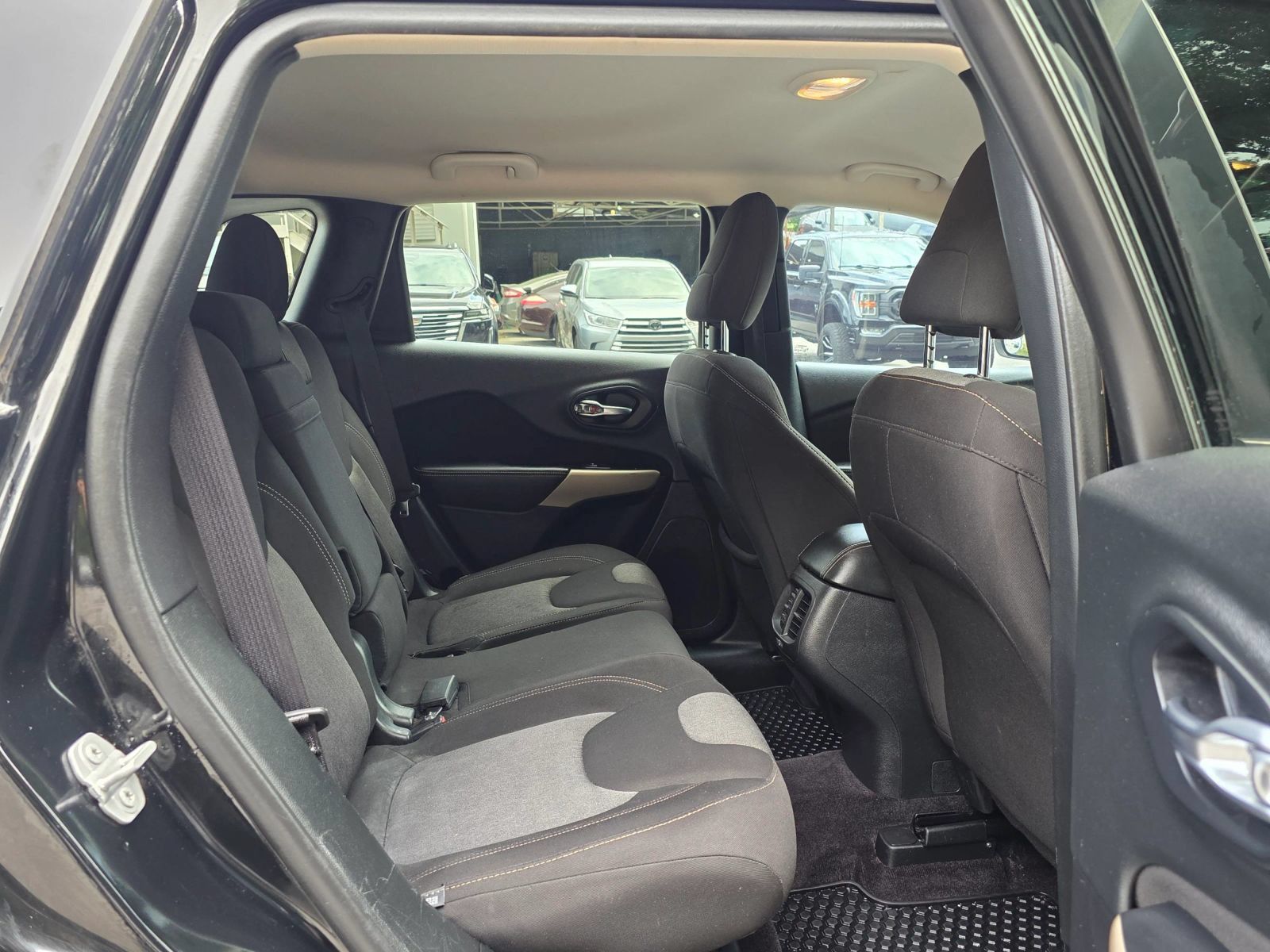 Used 2018 Jeep Cherokee Latitude w/ Altitude Package AWD/4WD image 24