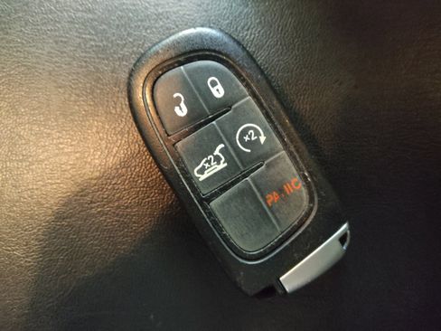 Used 2019 Jeep Cherokee Latitude Plus w/ Comfort/Convenience Group image 32