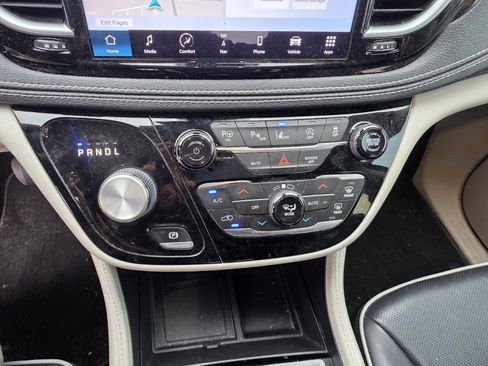 Used 2022 Chrysler Pacifica Limited w/ Uconnect Theater Family Group image 18