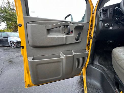 Used 2016 GMC Savana 3500 Extended image 14