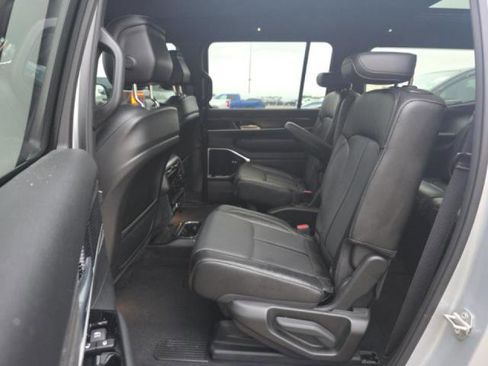 Used 2024 Jeep Wagoneer Series III w/ Premium Group I AWD/4WD image 9