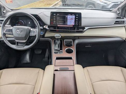 Certified 2024 Toyota Sienna XLE w/ XLE Plus Package FWD image 17