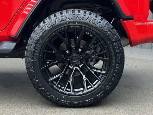 Used 2025 Jeep Wrangler Unlimited Sahara AWD/4WD image 12