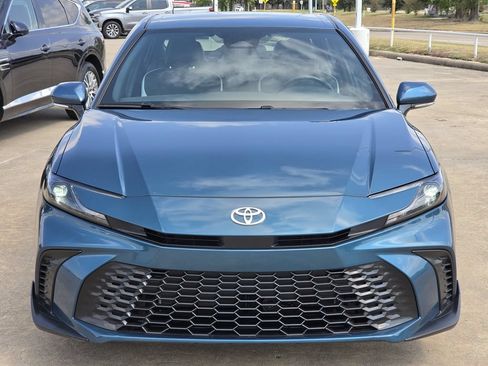 Used 2025 Toyota Camry SE FWD image 3