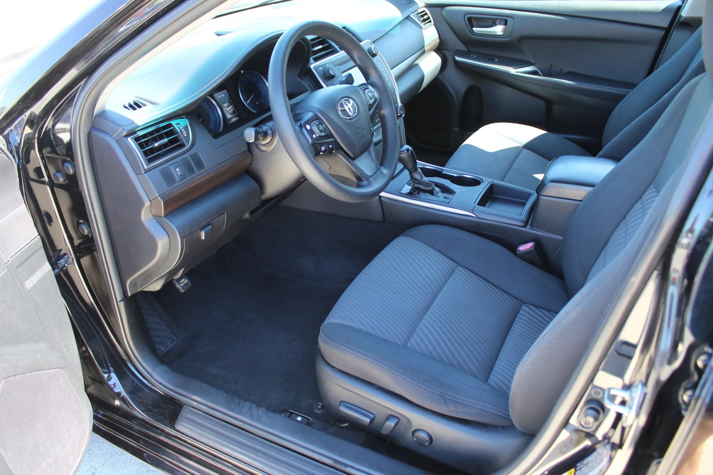 Used 2016 Toyota Camry LE FWD image 11
