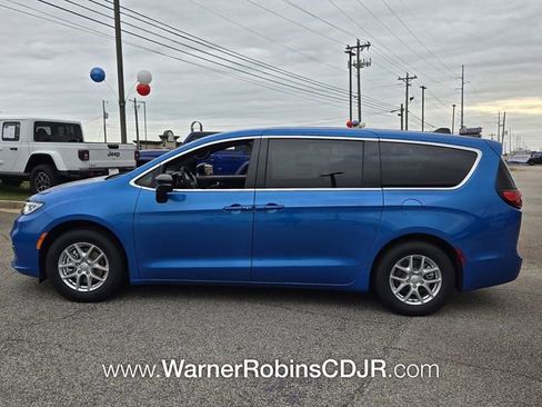 New 2026 Chrysler Pacifica Select image 4