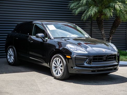 Certified 2026 Porsche Macan AWD/4WD image 6